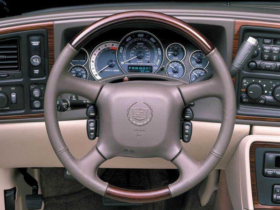  Cadillac Escalade ESV Platinum Edition 2004 года  (фото 16 из 18)